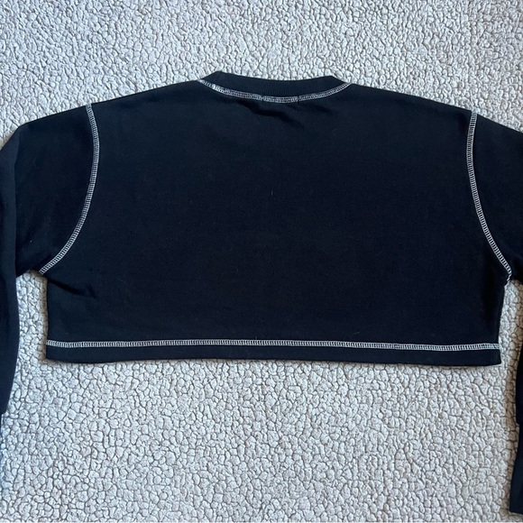 PrettyLittleThing Black Contrast Stitch Crop Sweatshirt - Picture 7 of 9